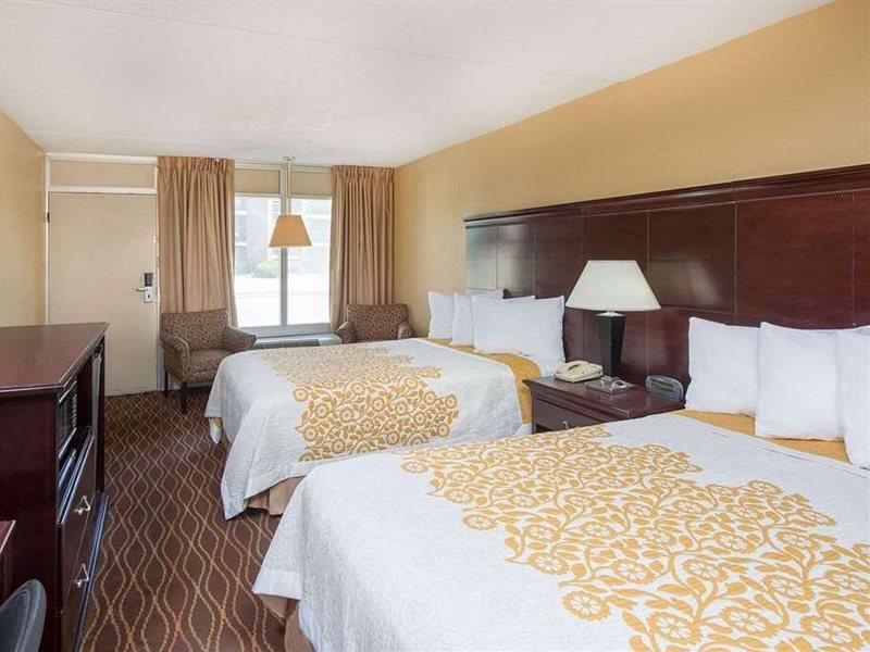 Days Inn By Wyndham Paducah Bagian luar foto