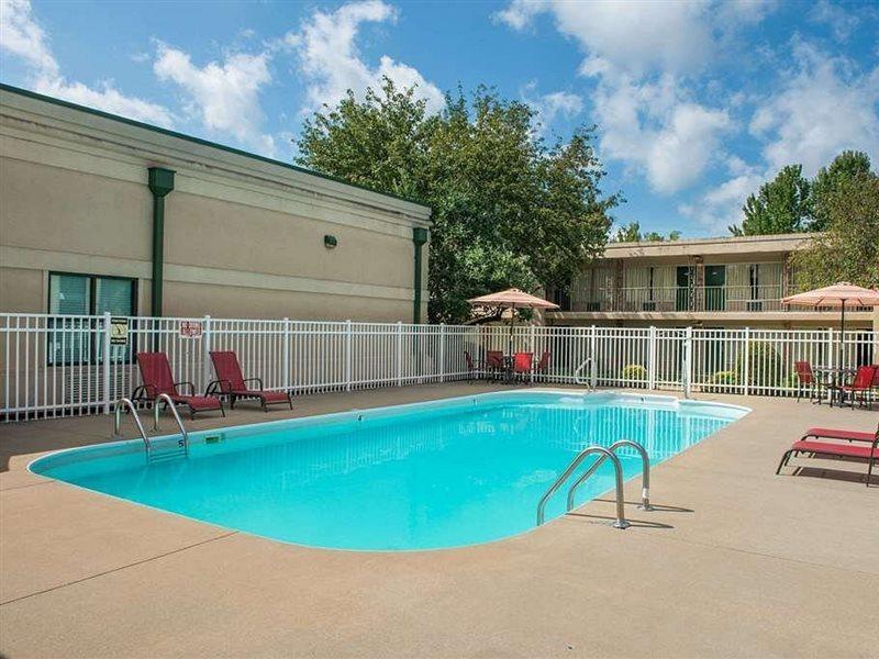 Days Inn By Wyndham Paducah Bagian luar foto