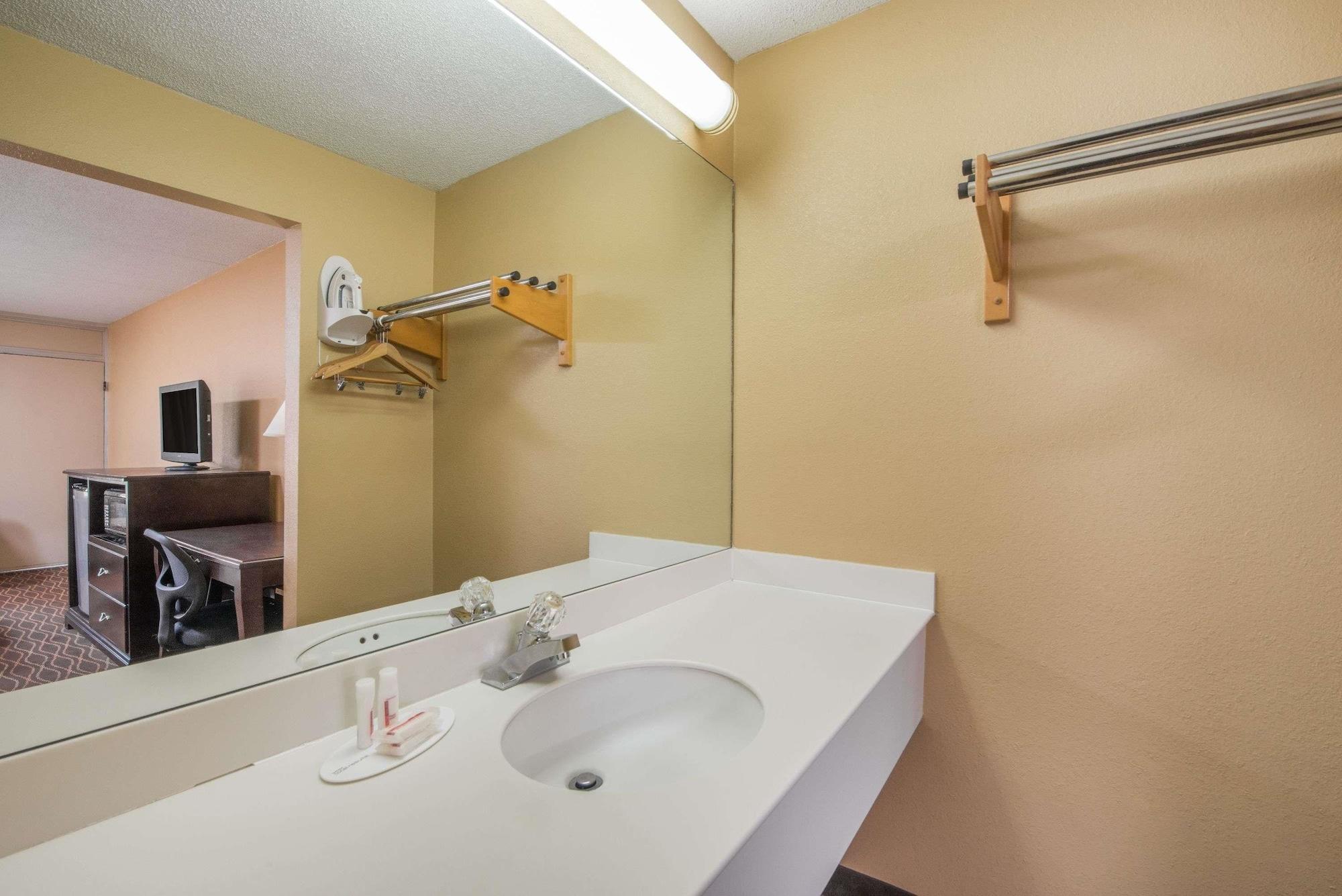 Days Inn By Wyndham Paducah Bagian luar foto