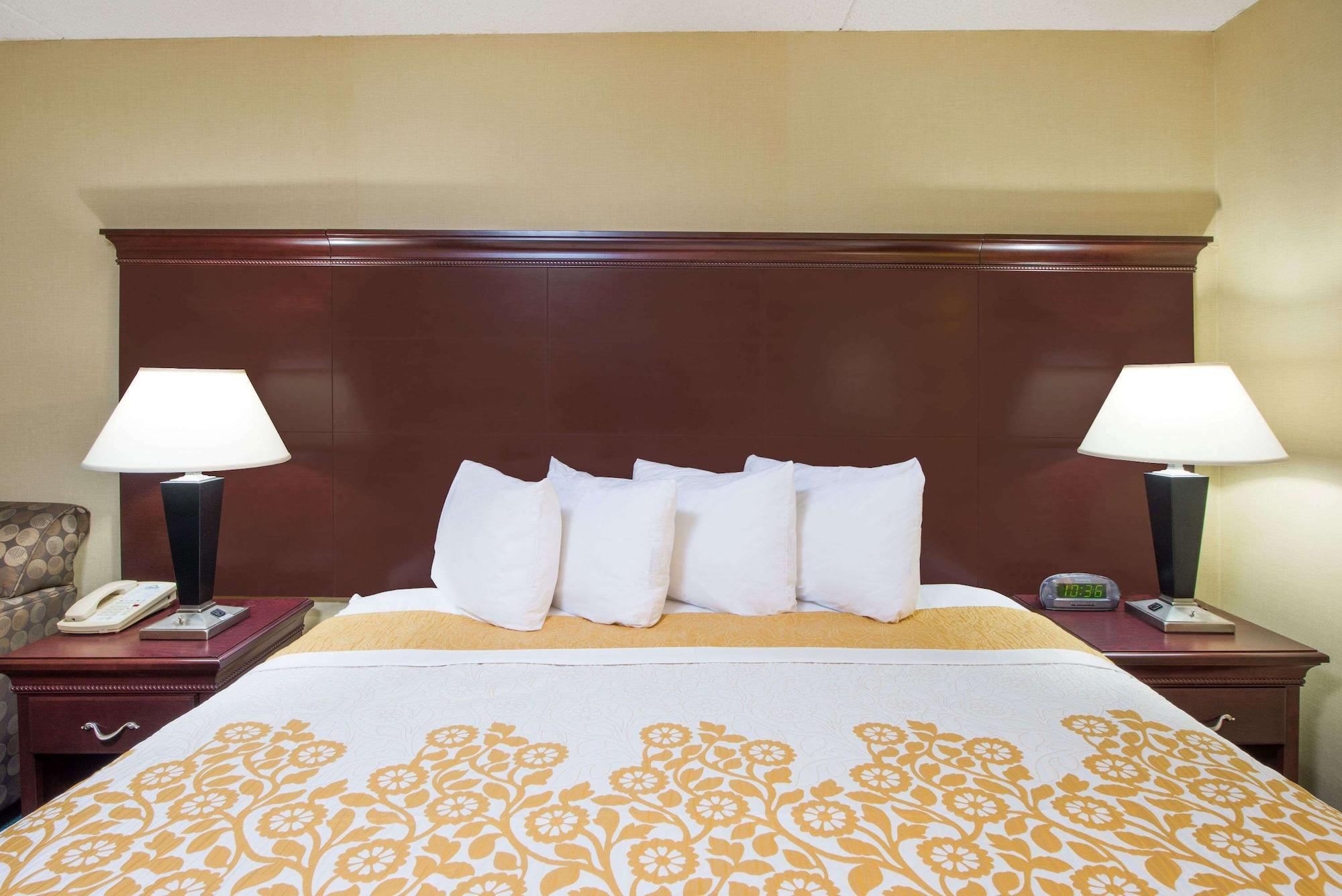 Days Inn By Wyndham Paducah Bagian luar foto