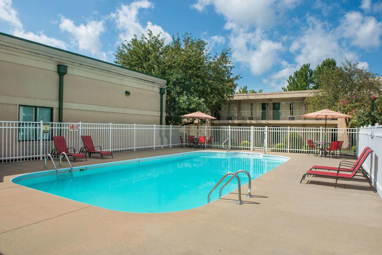 Days Inn By Wyndham Paducah Bagian luar foto